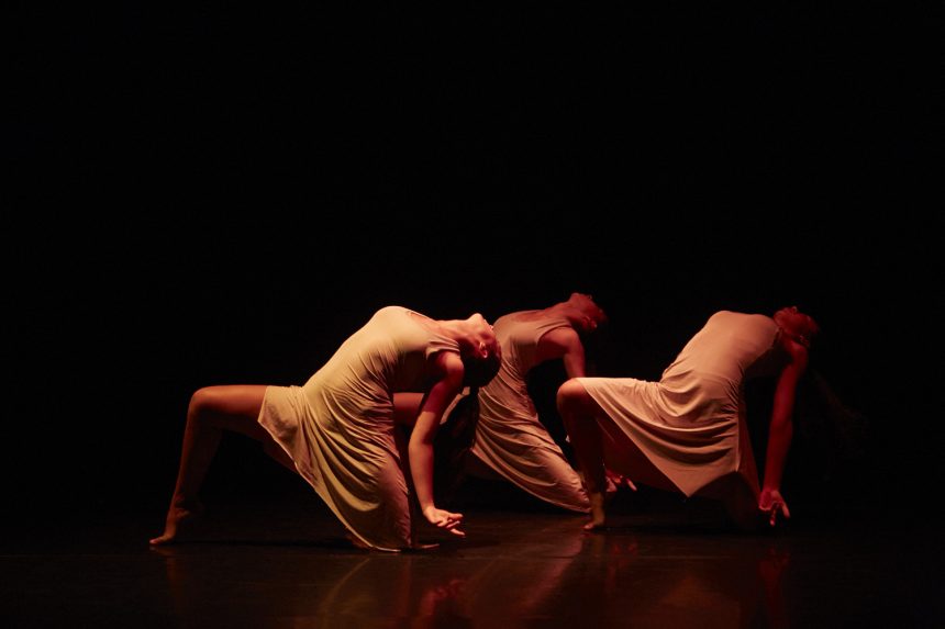 Dança Contemporânea by Graça Bilelo